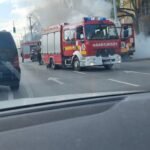 Tűzoltók oltanak egy kigyulladt dobozos járművet az Elnök utcában, sűrű füsttel borított útszakaszon.
